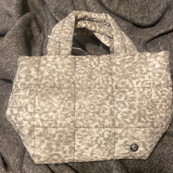 LULULEMON QUILTED GRID CROSSBODY BAG- 5L - Picture 7 of 9